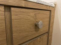 Holzschrank mit Steinplatte (Nahaufnahme) 