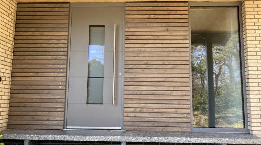 Neue Türenfront in anthrazit mit Holzverkleidung 