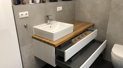 Badezimmerwaschtisch in weiß mit Holzschale