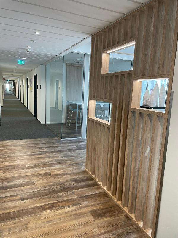Bürogebäude mit Raumtrenner aus Holz mit Ausschnitten