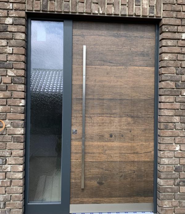 Haustür mit Holzverkleidung und Glas-Seitenteil